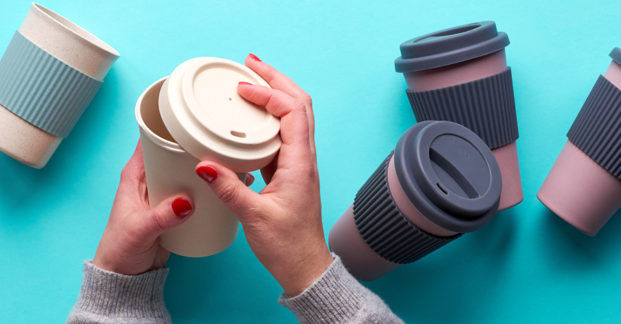 Kawa z kawiarni do własnego kubka: Jak kawiarnia może być bardziej less waste?